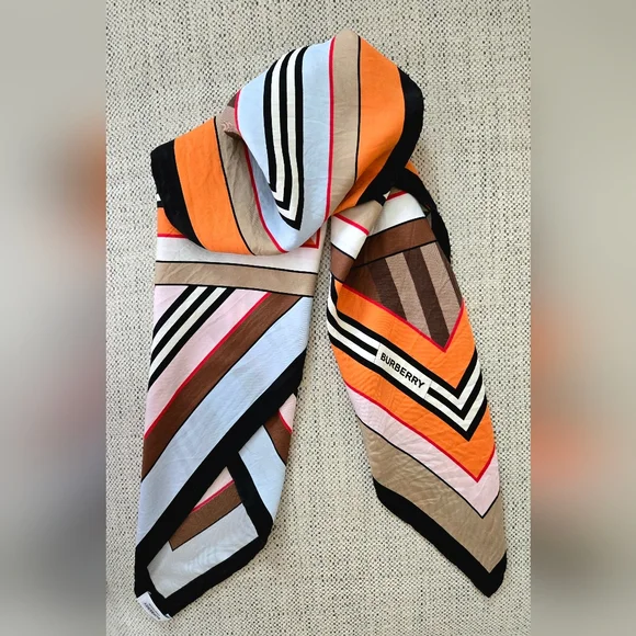 BURBERRY 90×90cm Multicolor Geometric Silk Scarf BURBERRY 90×90cm Multicolor Geometric Silk Scarf main image 2